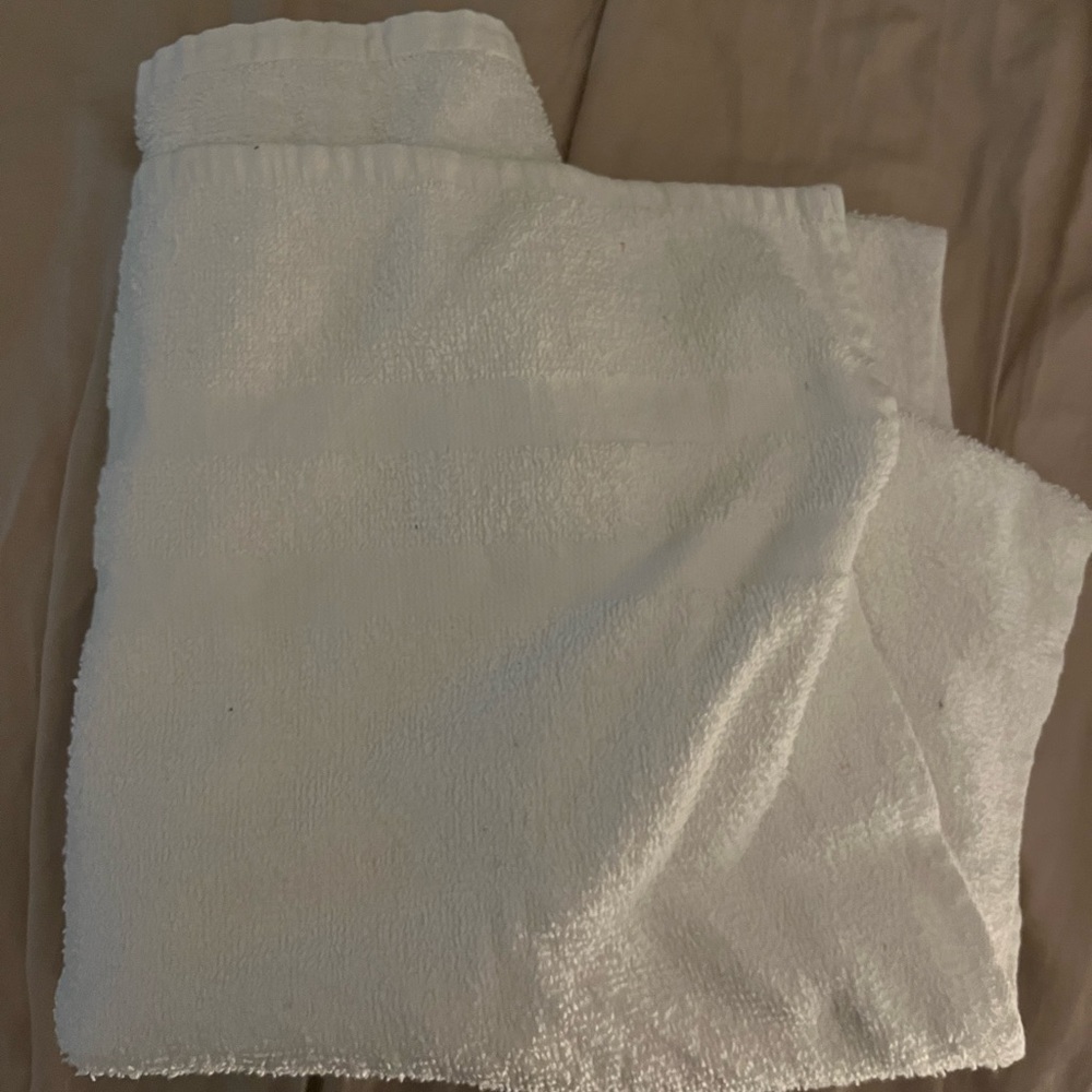 Set of 4 white towels